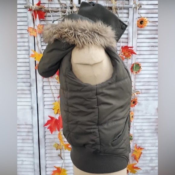 CALVIN KLEIN Hooded Faux Fur Quilted Vest - Picture 4 of 9